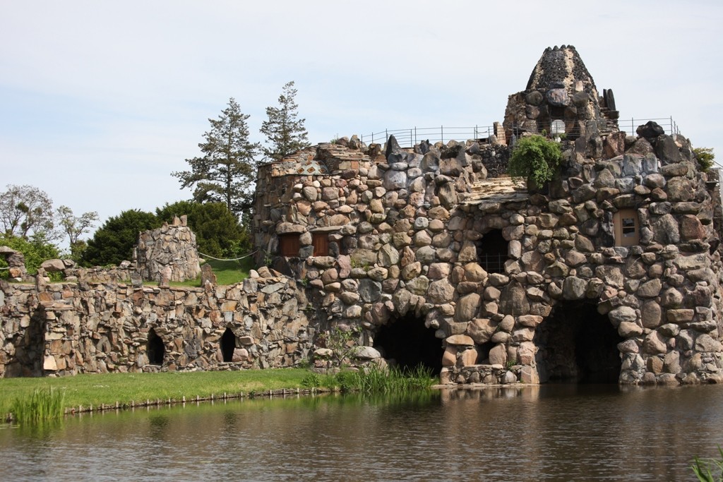 Die Villa Hamilton und der künstliche Vulkan auf der Insel Stein. Hier standen die natürlichen Vorbilder von Neapel und Sizilien Pate!