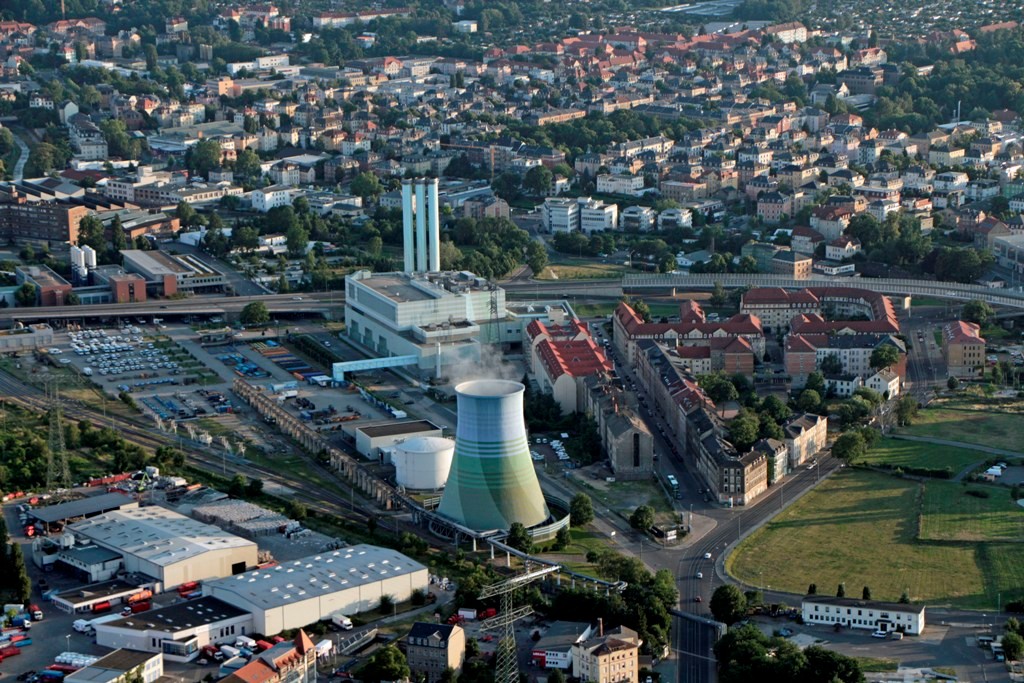 Das HKW Nossner Brücke in DD- Löbtau, ging so 1995 ans Netz,elektrischen Lstng. 260 MW, FW Lstng. 480 Megawatt. Der Kühlturm. 55 m hoch ist einzig übernommenes Relikt au DDR- Zeit.