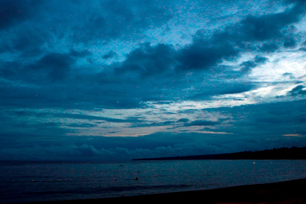 Die Nacht senkt sich über den Strand von Dauin, Sterne blinzeln durch die Wolken!