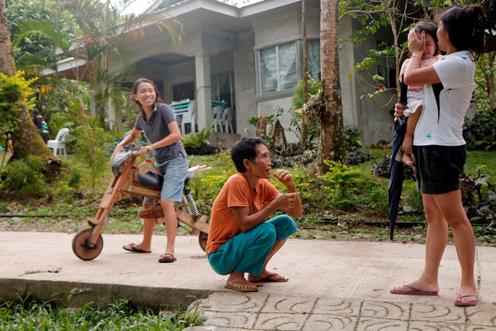 Kurz vor Straßenende (Betonpiste) hier Filipinas im trauten Familienkreis mit schon exklusiv anmutenden Wohnhaus!