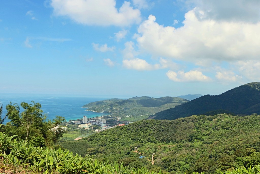 Blick vom Mount Nagakerd auf Karon Beach