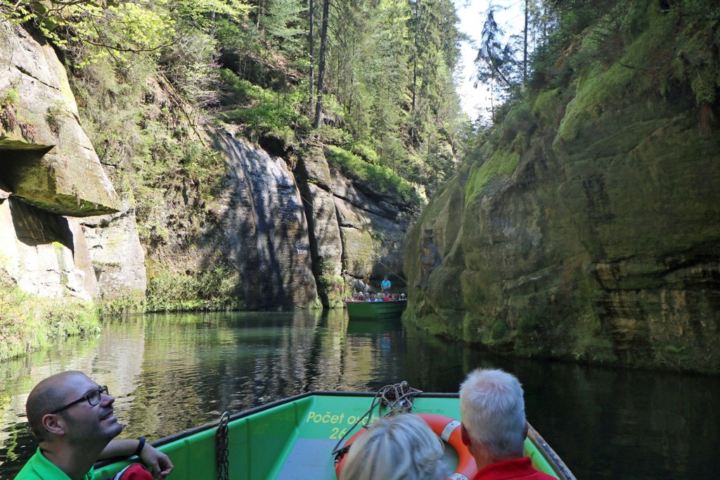 Gegenverkehr, der Kahn steht am Wasserfall! Die bis zu 150 m hohen Felswände sind beeindruckend