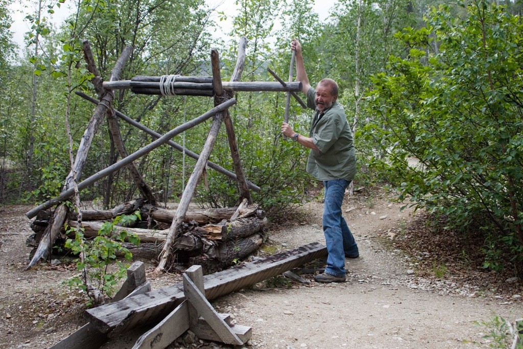 Ich am Bonanza Creek am "Discovery Claim", hier wurden 1896 von Shookum Jim, Dawson Charlie und George Carmacks die ersten Goldfunde gemacht. Diese drei wurden reiche Männer.