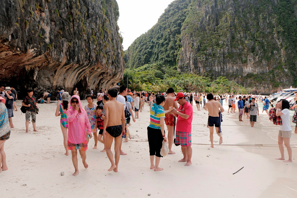 So sieht der herrliche Sandstrand in der Maya Bay auf Koh Phi Phi Leh aus, irre!