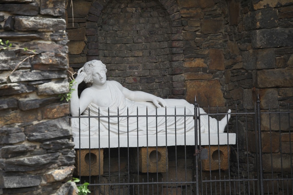 Die Statue der liegenden Quellnymphe Egeria bei der überwölbten künstlichen Ruine
