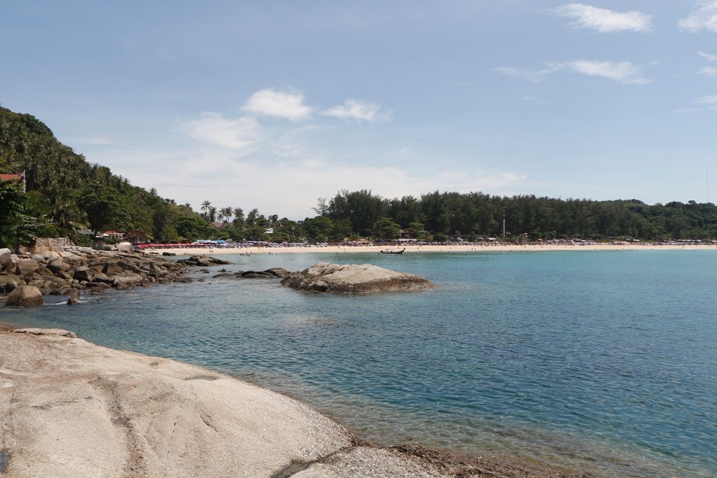 Blick von den Klippen auf den kleinen aber feinen Badestrand von Nai Harn!