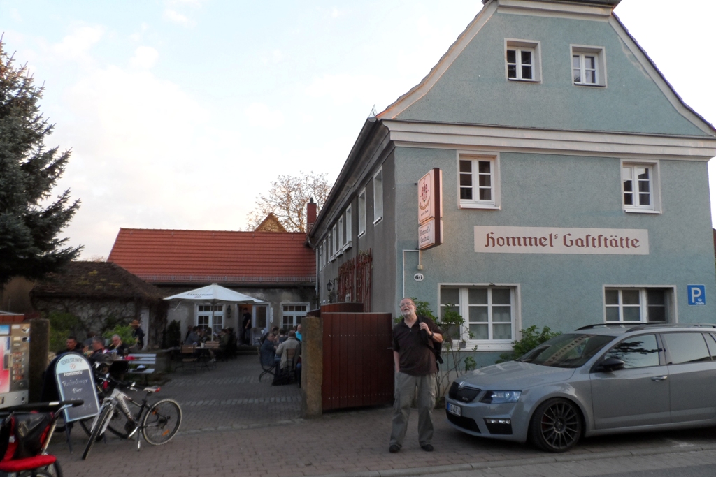 Ich vor "Hommels Gaststätte" in Dresden-Zschieren