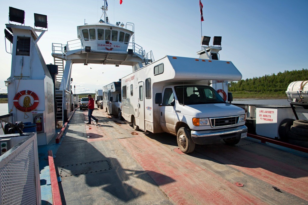 Auf der zweiten Fähre beim Übersetzen auf dem Mackenzie River