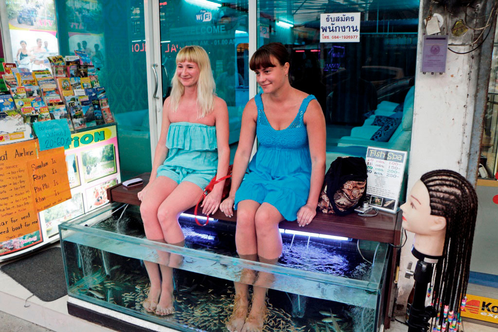 Urlauberinnen in Karon beim Fish Spa