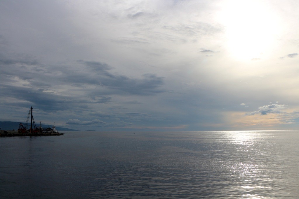 Ein letztes Foto vom Sonnenaufgang und dann sind wir schon weit draußen in der Bohol See!