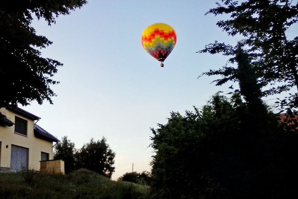Meine Frau hat mich mit Ballon fotografiert