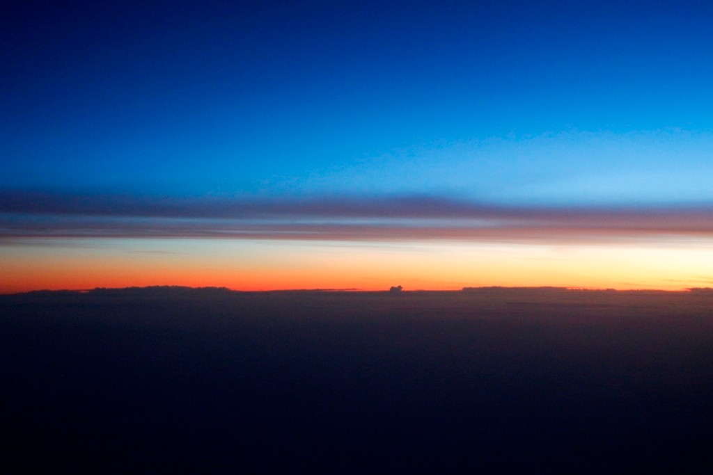 Sehr früh am Morgen sieht der Himmel über den Wolken so aus!