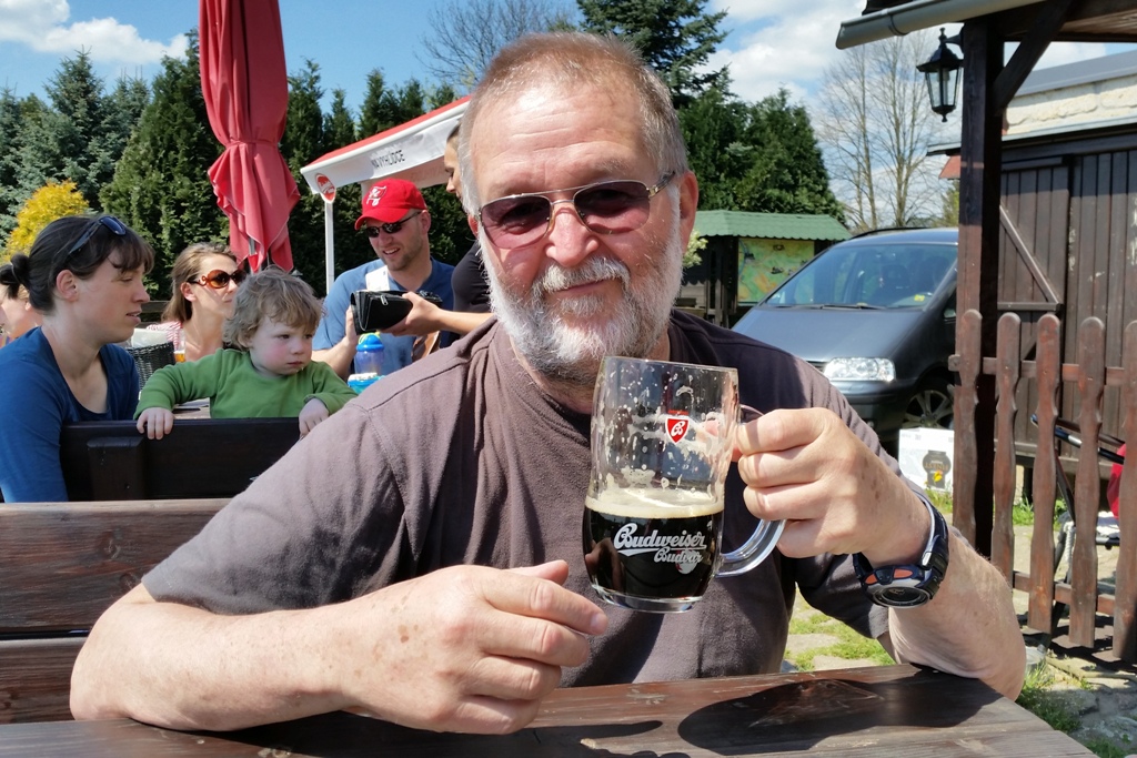 ...doch erst einmal ein dunkles Budweiser im Freien genießen