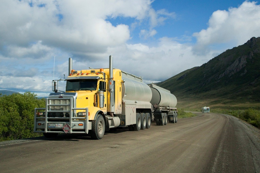 Viel ist auf dem Dempster HWY nicht los, doch wenn die Trucks angedüst kommen ist Vorsicht geboten
