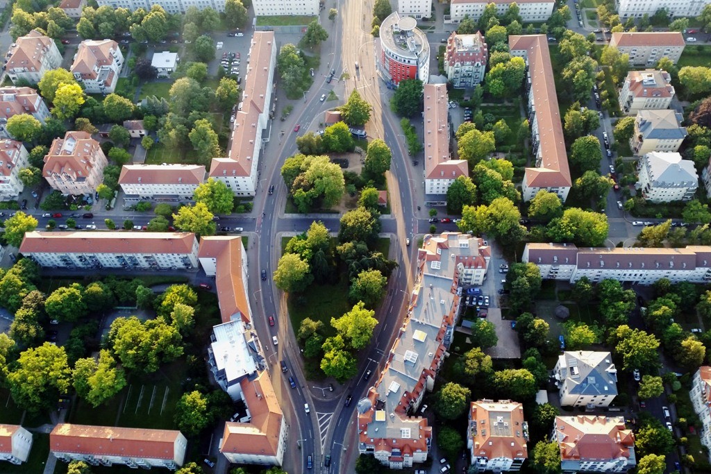 Das "Nürnberger Ei" (eine platzartige, ovale Straßenweitung) in Dresdens Südvorstadt auf der Nürnberger Str.! Die zu DDR Zeite beliebte, gleichnamige Gaststätte wurde abgerisse und durch ein ovales Wohn- u- Geschäfthaus ersetzt.