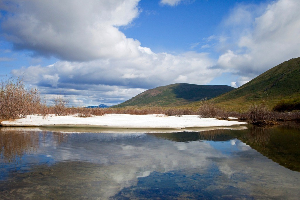 Eisscholle bei strahlendem Sonnenschein auf und am Blackstone River