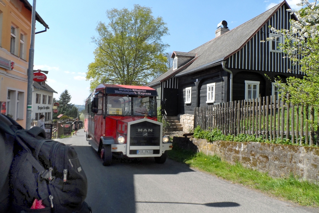 Ein Touristenbus (Oldtimer) fährt von Deutschland aus auch in die Grenznahen Touristenzentren Tschechiens!