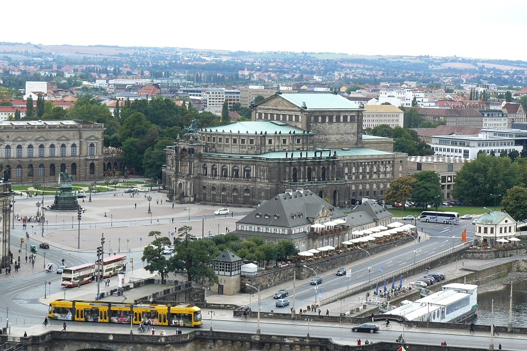 ...Semperoper, Italienisches Dörfchen und der Theaterplatz