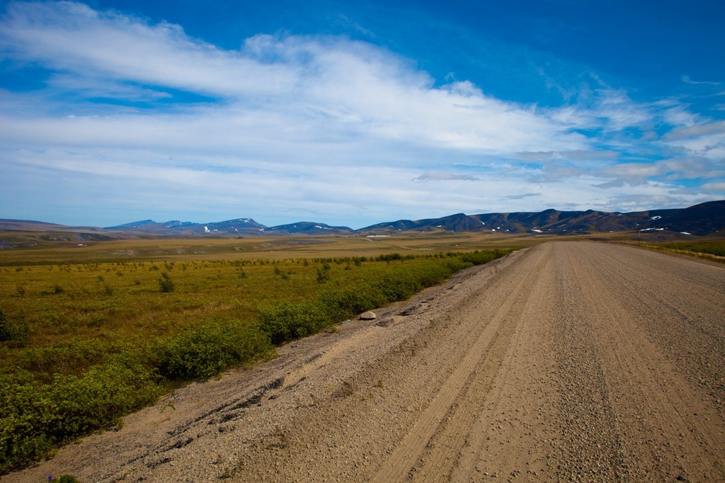 Rückschau etwa 20 Kilometer nach verlassen des NWT auf die Richardson Mountains in Fahrtrichtung Eagle Plain