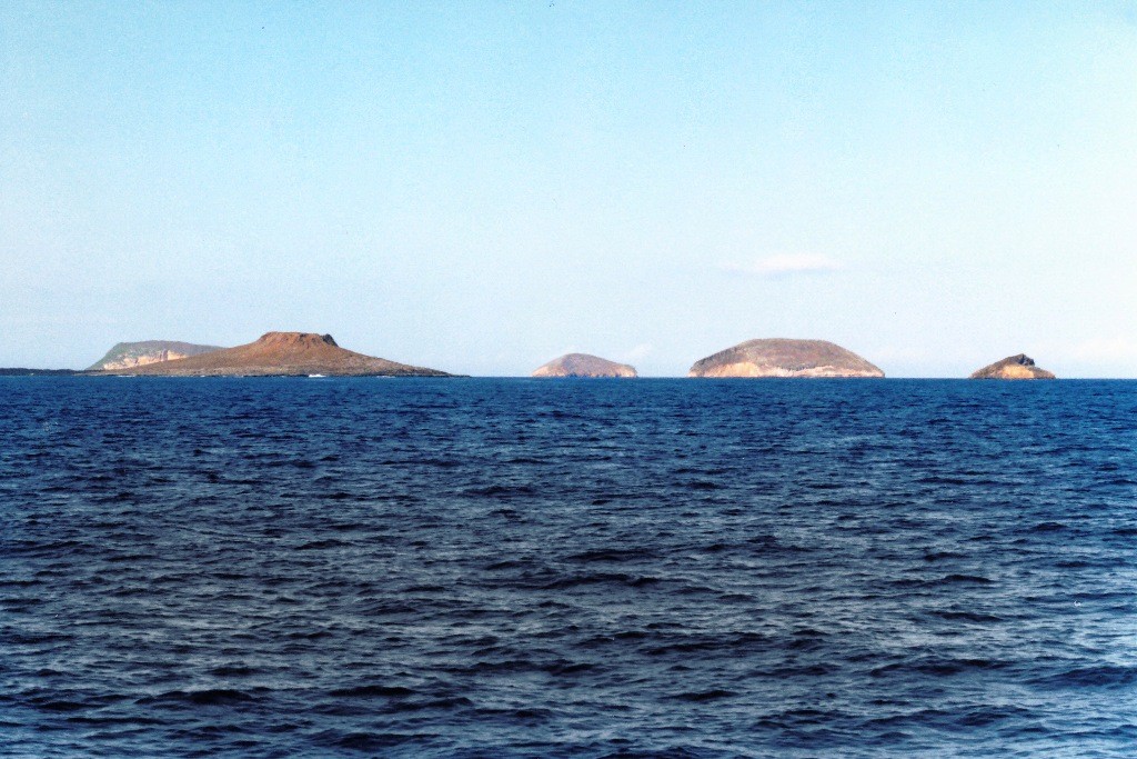 Rückreise nach Santa Cruz. Hier sehen wir v.l.n.r. die Isla Seymour Norte, Daphne Menor und Minor, Isla Seymour und Baltra