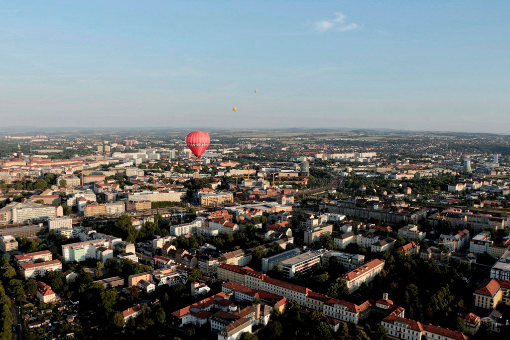 ...wir drehen leicht und schauen in Richtung Osten. Rechts hinten der Kühlturm des HKW Nossner Brücke, Weiße Elfgeschosser rechts hinten gehören zur Südvorstadt, unmittelbar unterm Ballon ist der Hbf. Dresden und links die Prager Straße