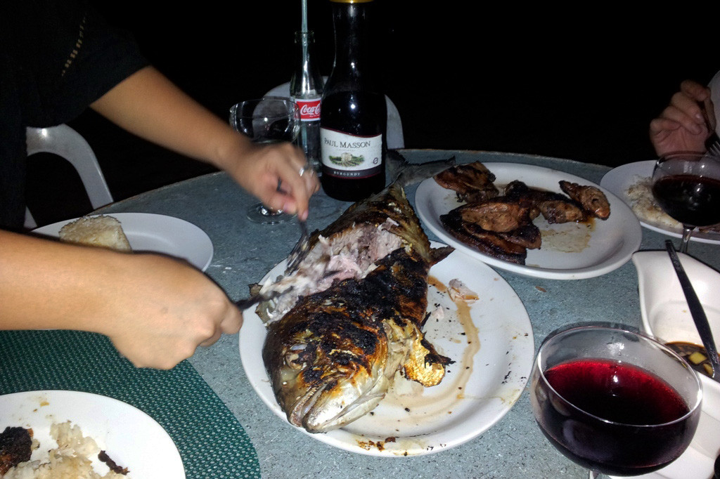 Der Jackfisch (Mamsa) wird seziert, die Portionen sind üppig und zergehen auf der Zunge, ein Gedicht!