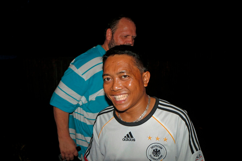 Pedro, unser lieb gewordener, fleißiger Freund für das Wesentliche, strahlt über alles, kann er auch denn der Fisch ist fast fertig!