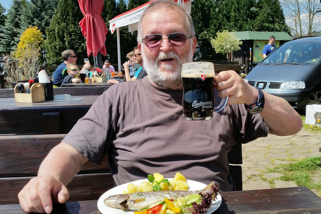 Bei schmackhafter Forelle und Budweiser dunkel bei bestem Wetter lasse ich´s mir schmecken