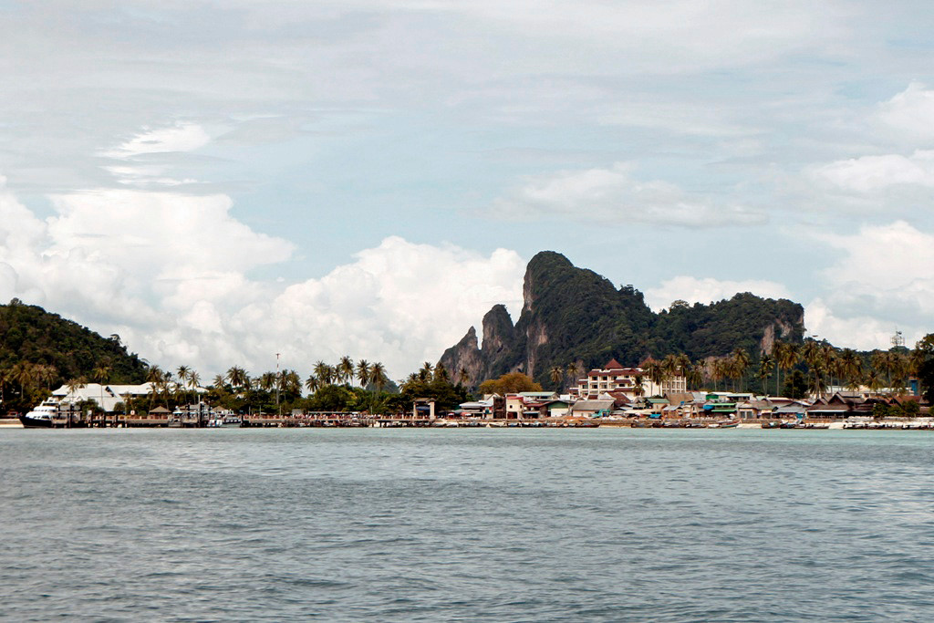 Koh Phi Phi Don ist ein extrem beliebtes Ausflugsziel für Touristen aus aller Herren Länder, Krabi und Phuket, die mit Ausflugsbooten hierher kommen. Die Entfernung zu den beiden Orten beträgt nur etwa je 40 Kilometer.