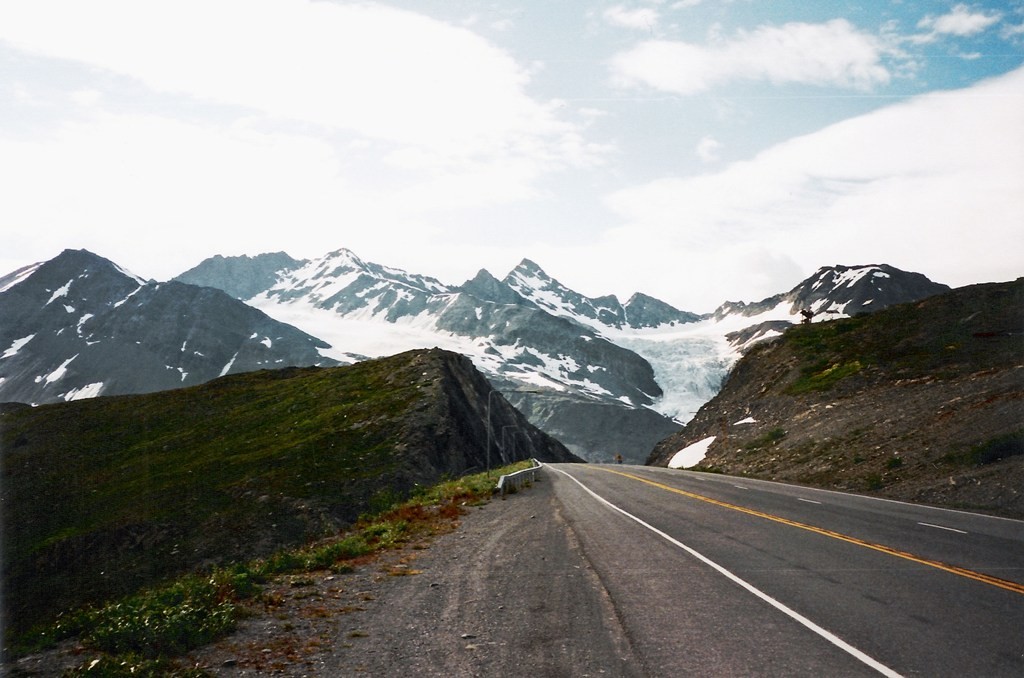 Der legendere 855 m hohe Thompson Pass in den Chugach Mountains