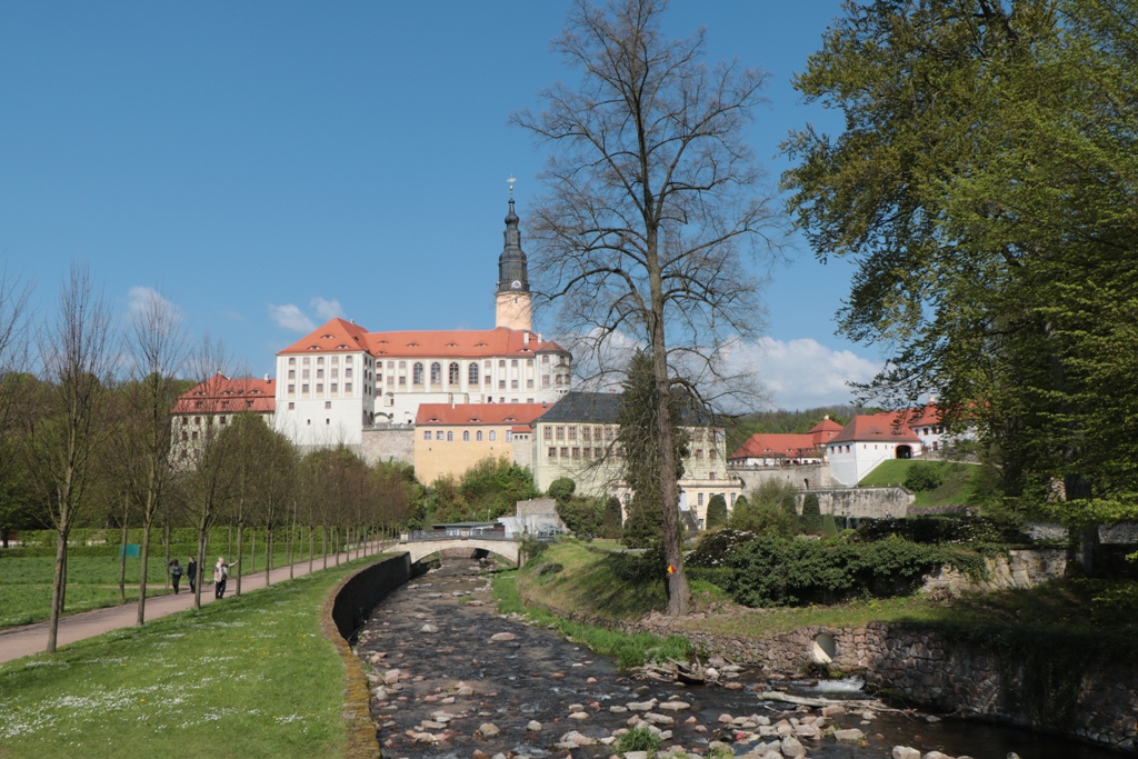 Das Schloss vom Fluss Müglitz aus gesehen
