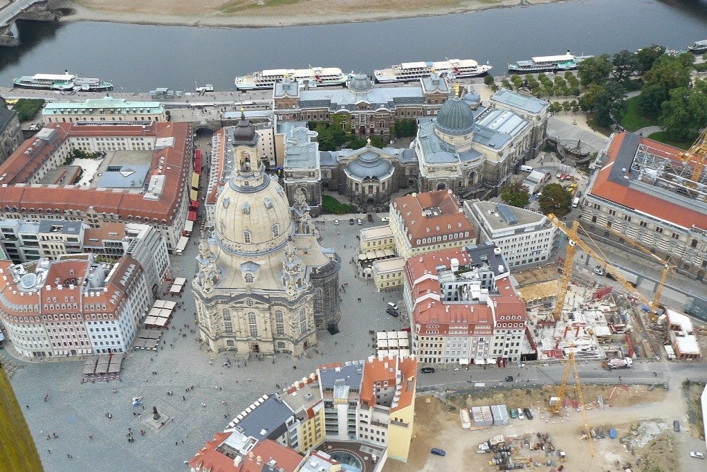 Vor uns der Neumarkt, die Frauenkirche, Komplex Hiltonhotel, Brühlche Terasse, Kunstakademie, Albertinum,  Coselpalais und die Quartier II und Rampische Str.
