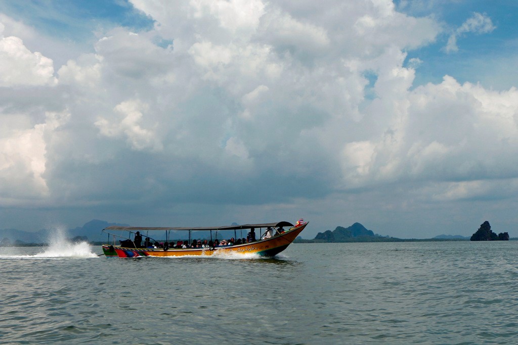 Überall auf unserer Tour begegnen wir diesen Walking boats, der Touristenstrom ist trotz des eher miesen Wetters sehr hoch