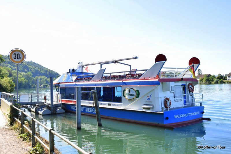 Das Schiff an der Anlegestelle in Waldshut Tiengen