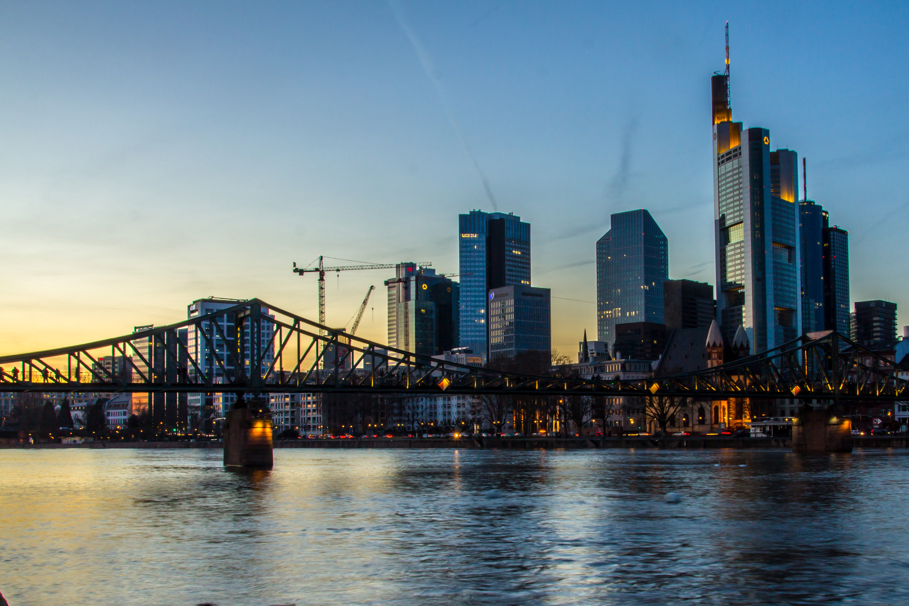 01_Frankfurt am Main - Blick über den Eisernen Steg auf die Skyline