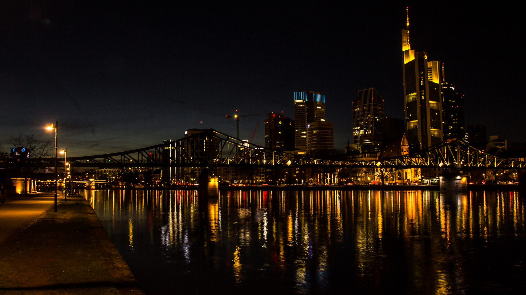 04_Frankfurt am Main - Blick über den Eisernen Steg auf die Skyline (16:9 Format)