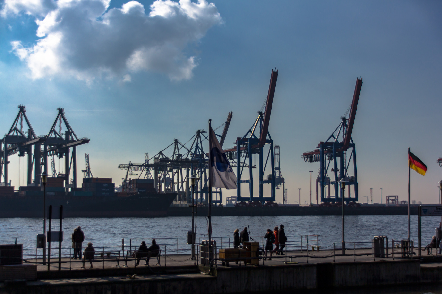 09_Hamburg - Elbstrand mit Blick auf Containerhafen.