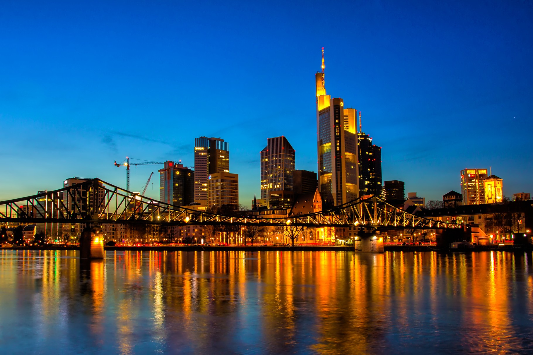 02_Frankfurt am Main - Blick über den Eisernen Steg auf die Skyline