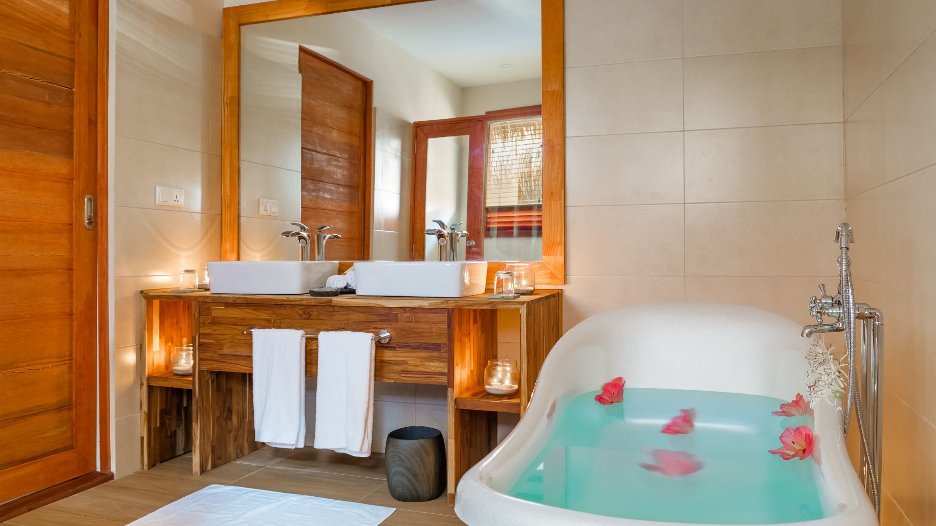 5 Sterne Kudafushi Resort & Spa