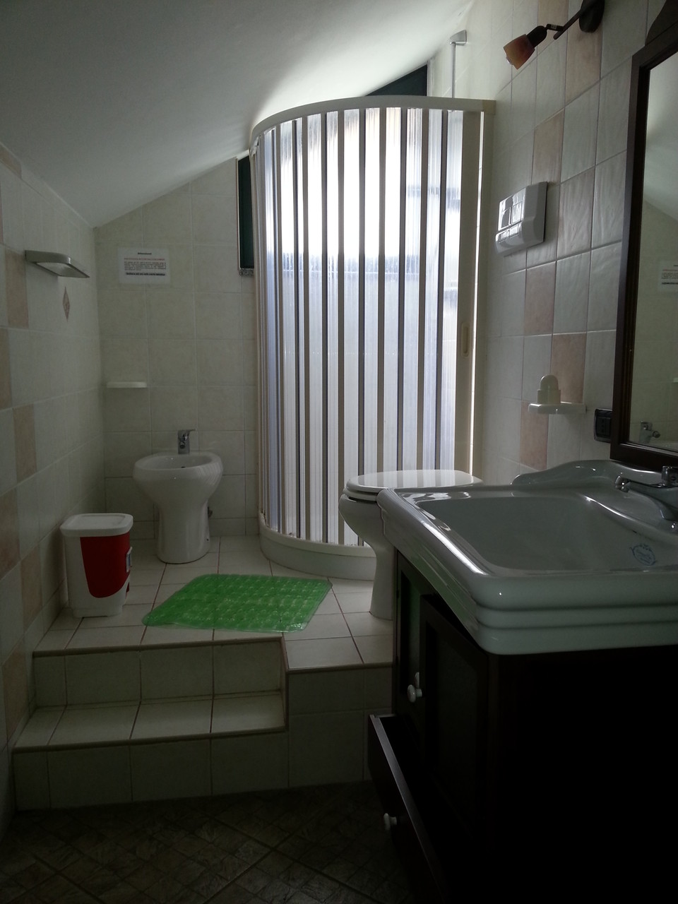 bagno: vaso, bidet, lavandino, piatto doccia con box