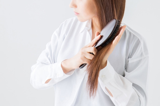 春の抜け毛が増える原因とは？季節と髪の関係を知っておこう
