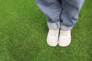 子どもの足をトラブルから守るには？靴の選び方が重要！
