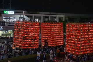 夜の顔の提灯祭り　提灯山車の巡行