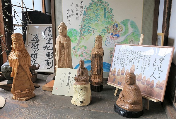 客殿に展示の円空彫り作品