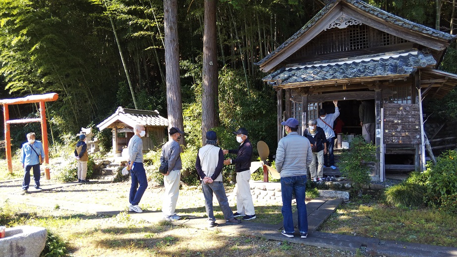 波切不動尊　順番に中の円空仏を確認