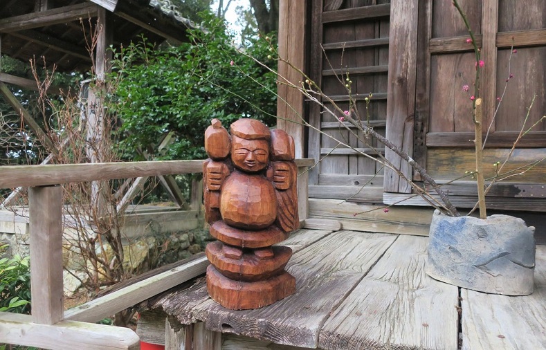 庭の展示の円空彫り作品