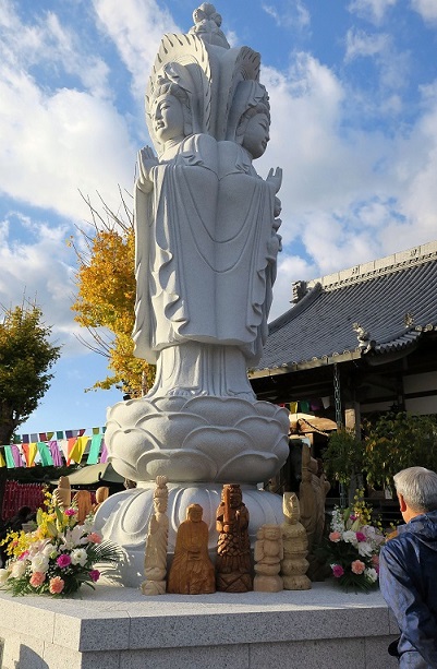 8日円空仏は観音像の周りに展示されていました2