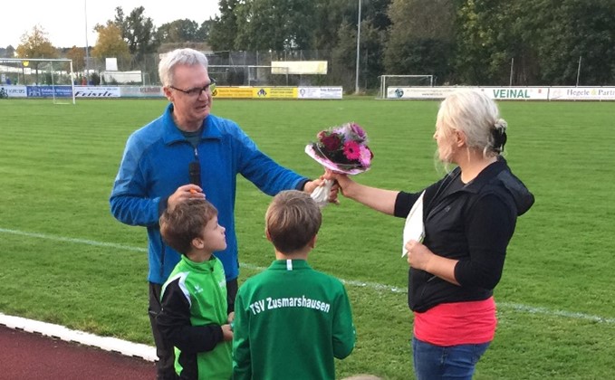 Abteilungsleiter Reinhard Kindig überreicht Bettina Beckert zum Abschied ein Dankeschön für ihre jahrelange Trainertätigkeit.