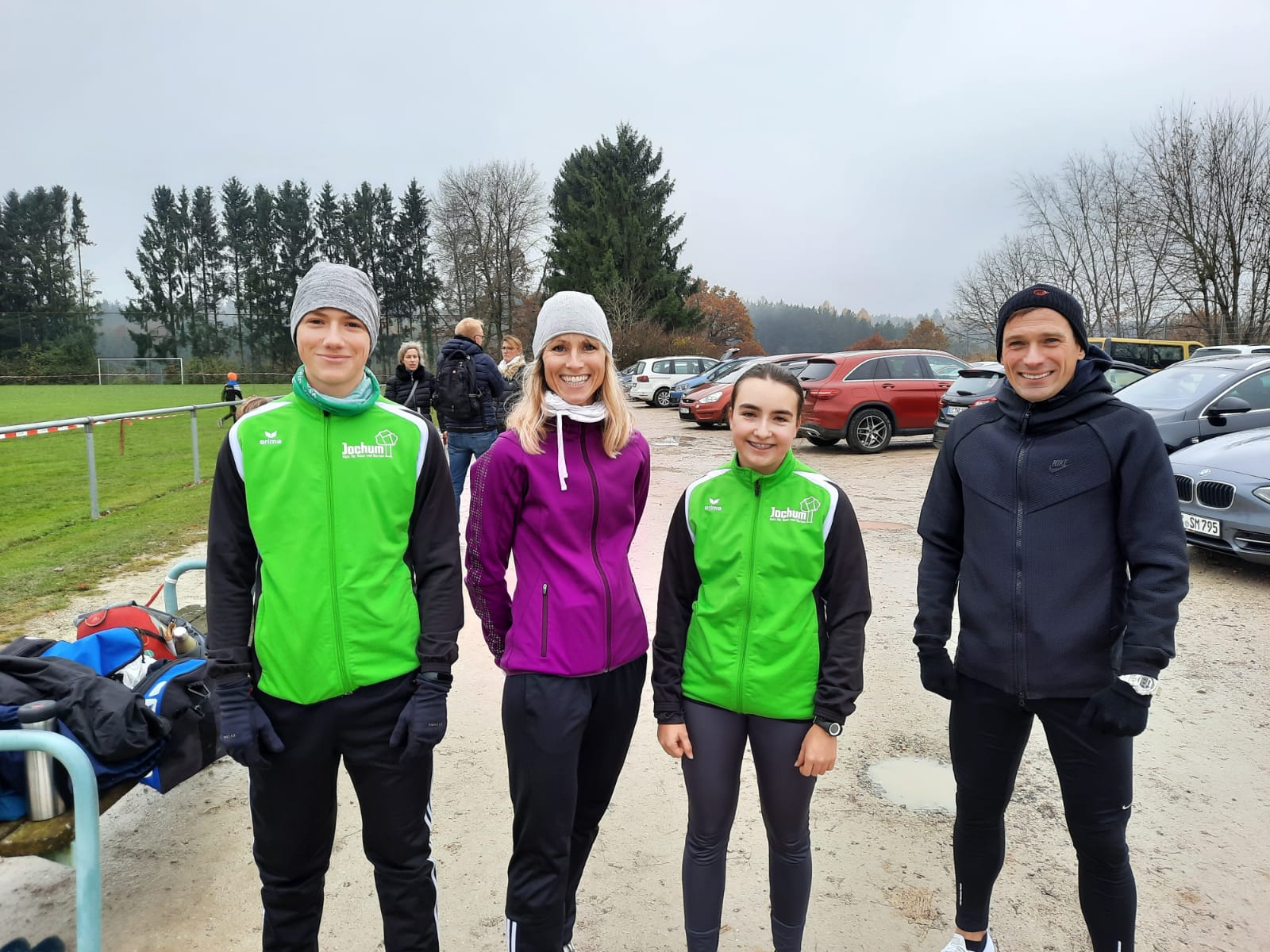 Max, Trainerin Claudia, Felizitas und Trainer Alex