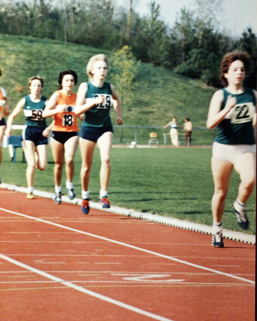 Vorne Evi Schaller, gefolgt von Claudia Pfänder und Marita Hirle (links, Nr. 59) beim Siebenkampf 1984.